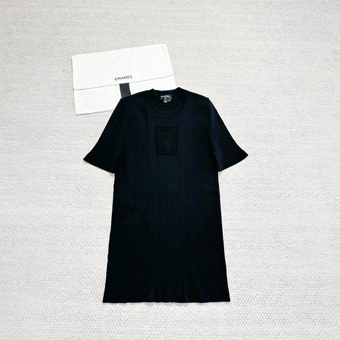chanel heart cutout patch crew neck ribbed short sleeve knit top